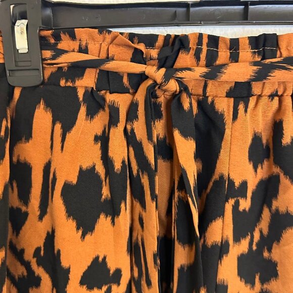 Leopard Print Satin Tie Front Shorts - Picture 4 of 4